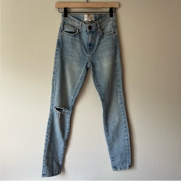 Current/Elliott Light Wash Distressed Knee Skinny Jeans Size 25